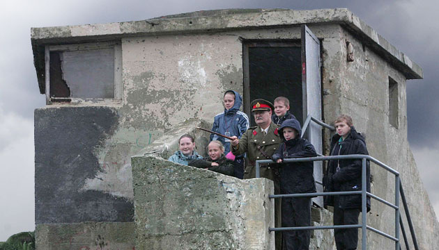 St John Vianney Primary School pupils learn about life on the Heugh Battery from volunteer Glenn Baume in 2005